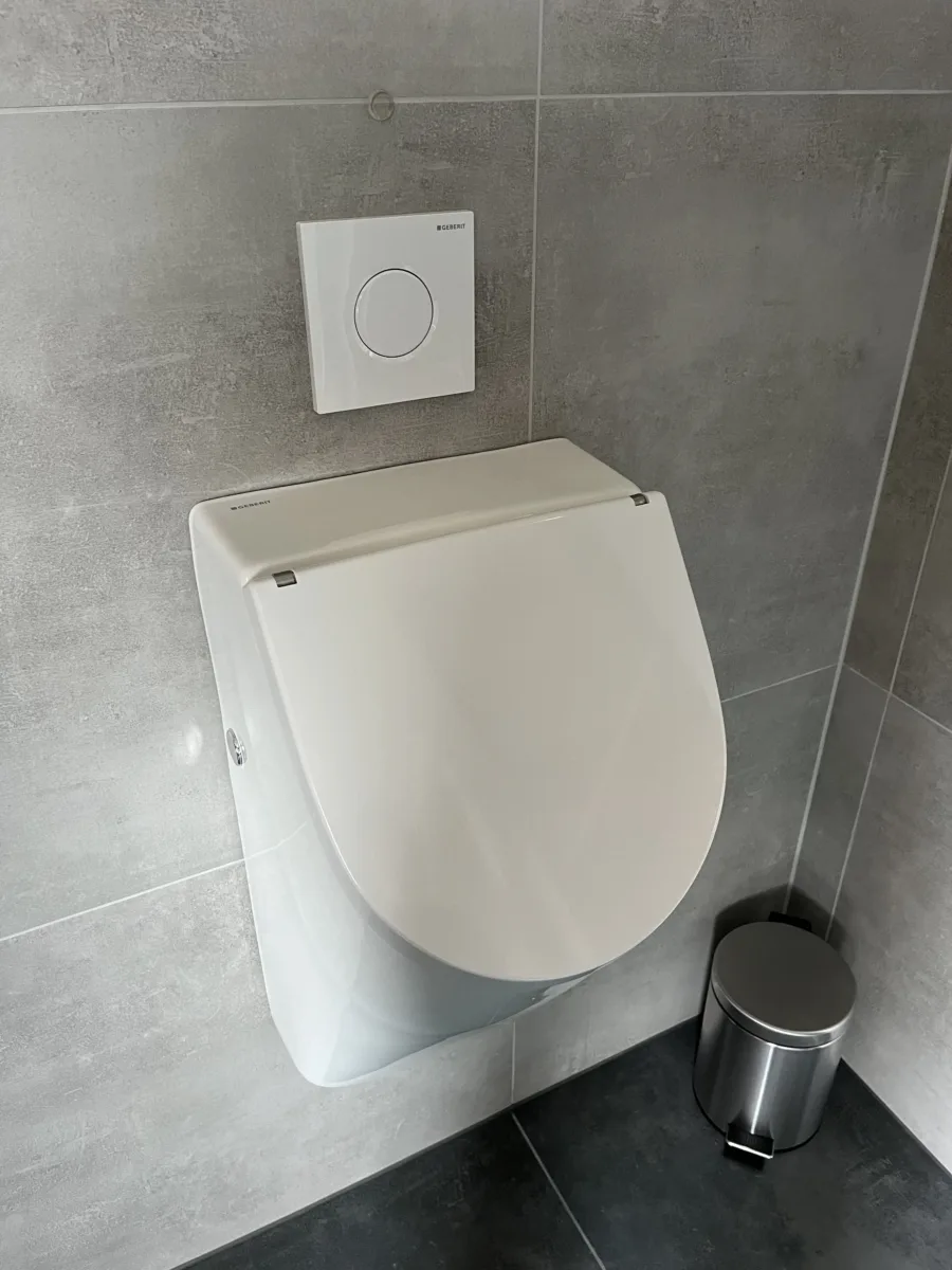 Badkamer met zitje en profielloze douchedeur – basis stijl – Lienden (foto 9)