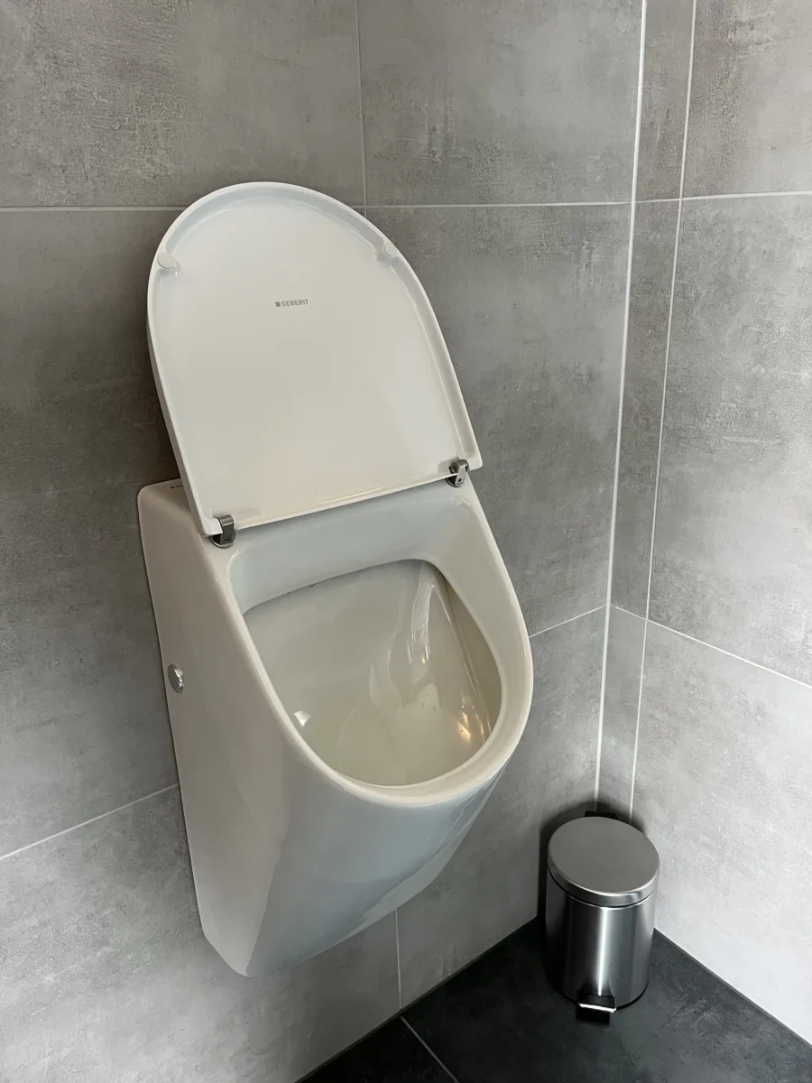 Badkamer met zitje en profielloze douchedeur – basis stijl – Lienden (foto 10)