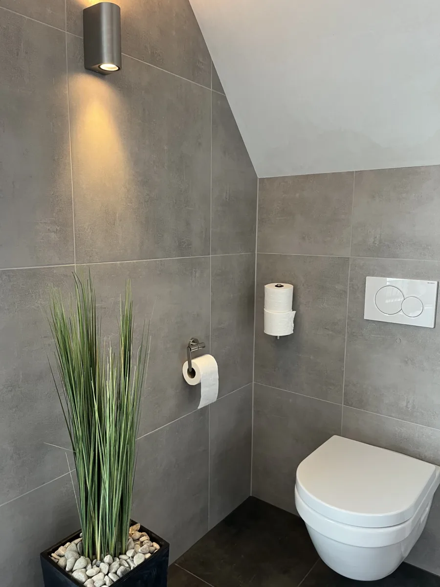 Badkamer met zitje en profielloze douchedeur – basis stijl – Lienden (foto 11)