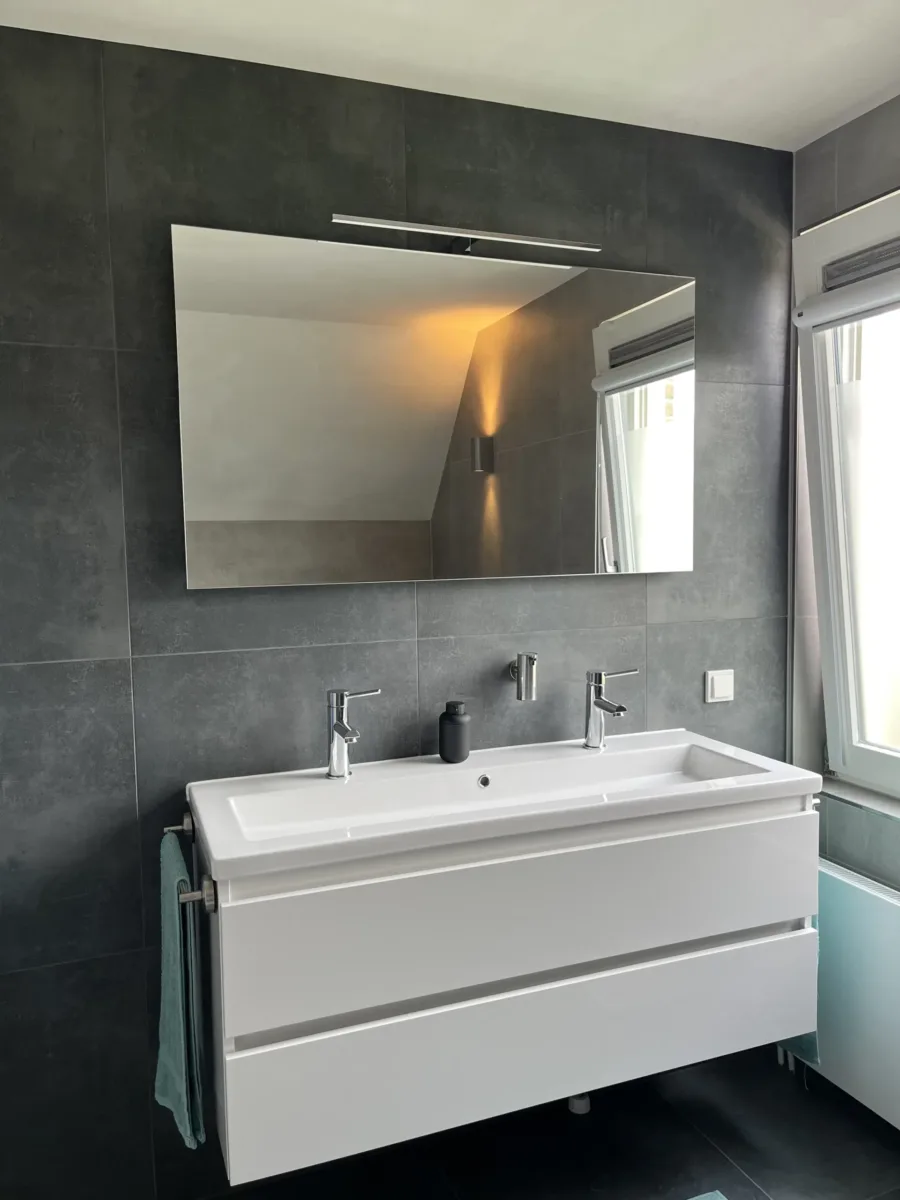 Badkamer met zitje en profielloze douchedeur – basis stijl – Lienden (foto 12)