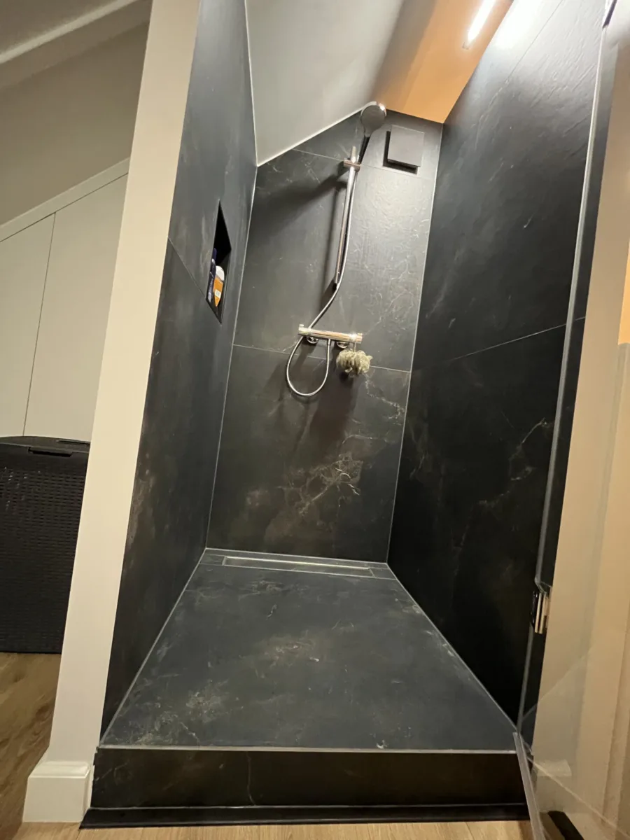 Tweede badkamer op overloop – modern stijl – Leersum (foto 12)