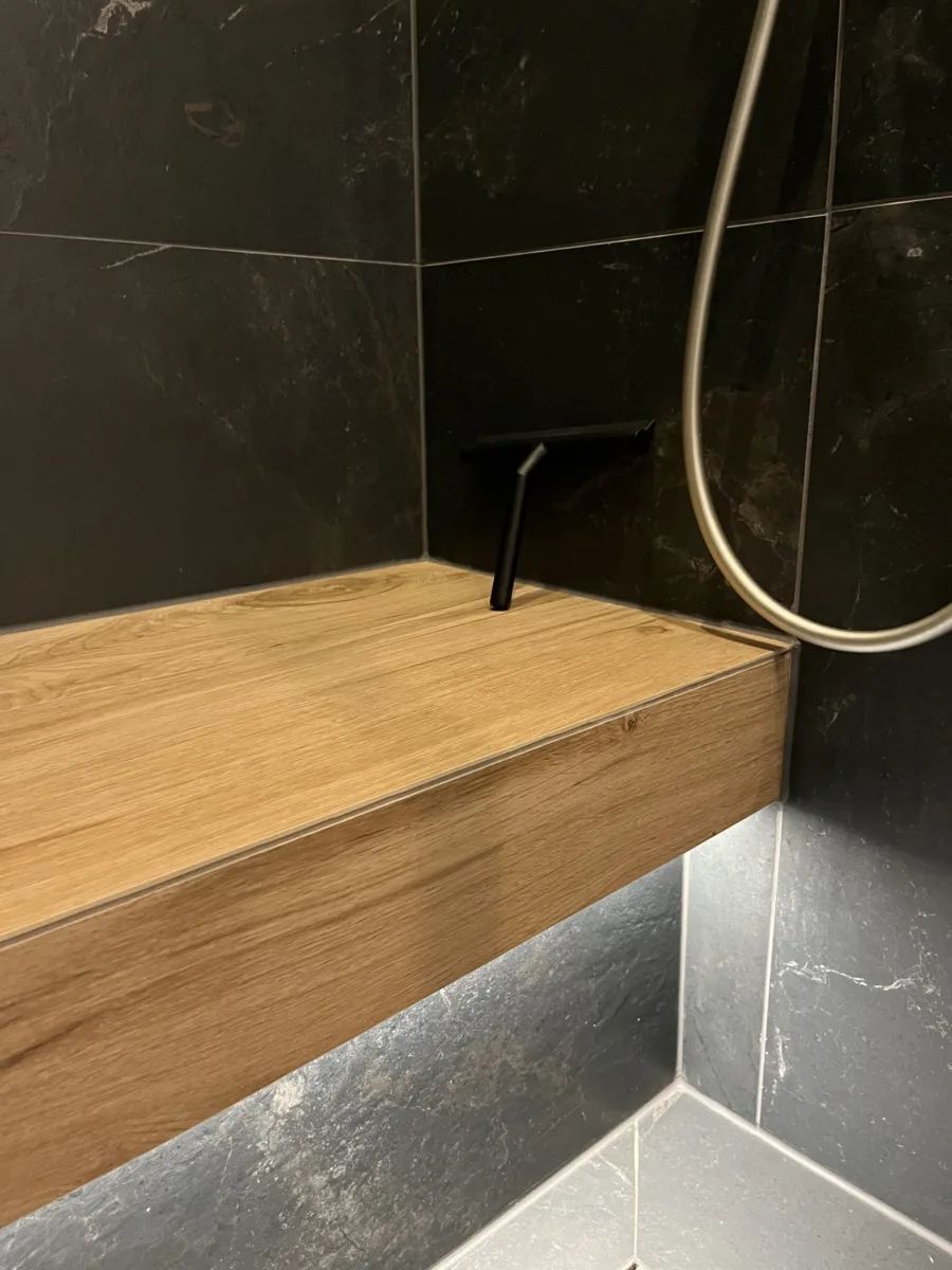 Verwarmde douchezit met houtlook tegels in de stoomdouche