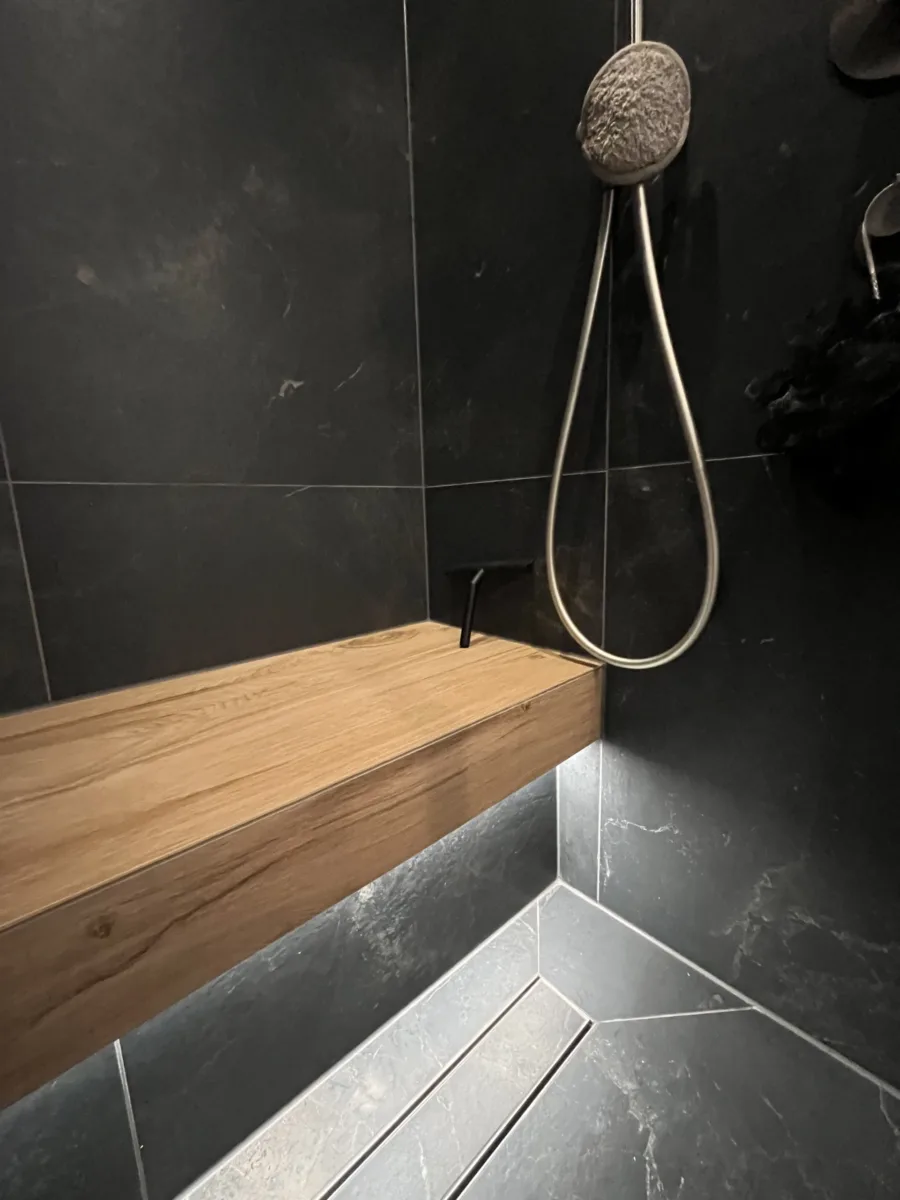 Douchezit met handdouche in de stoomdouche
