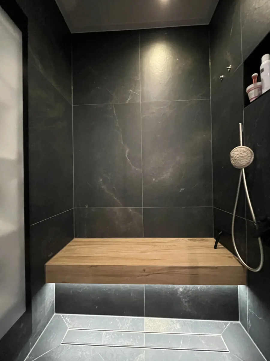Bouwkundige stoomdouche met zitbank en handdouche