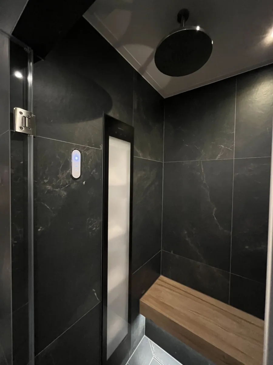 Stoomdouche met regendouche uit het plafond