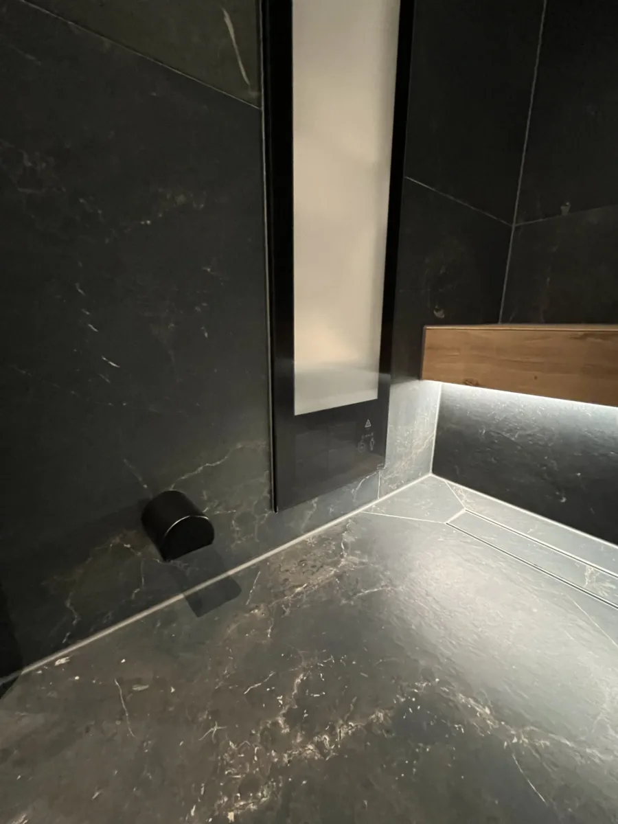 Ledverlichting onder de zitbank in de stoomdouche