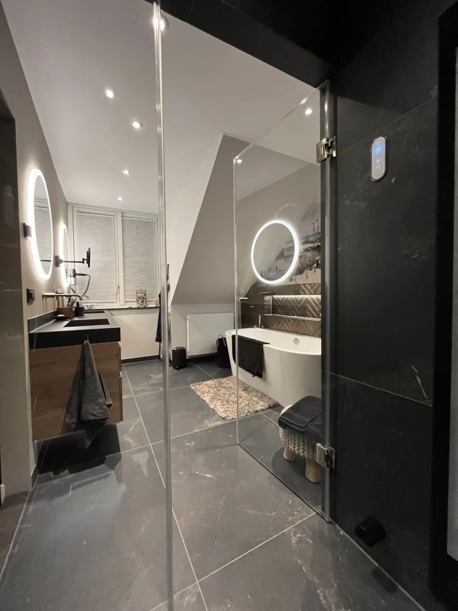 Wellness badkamer gezien vanuit de stoomdouche