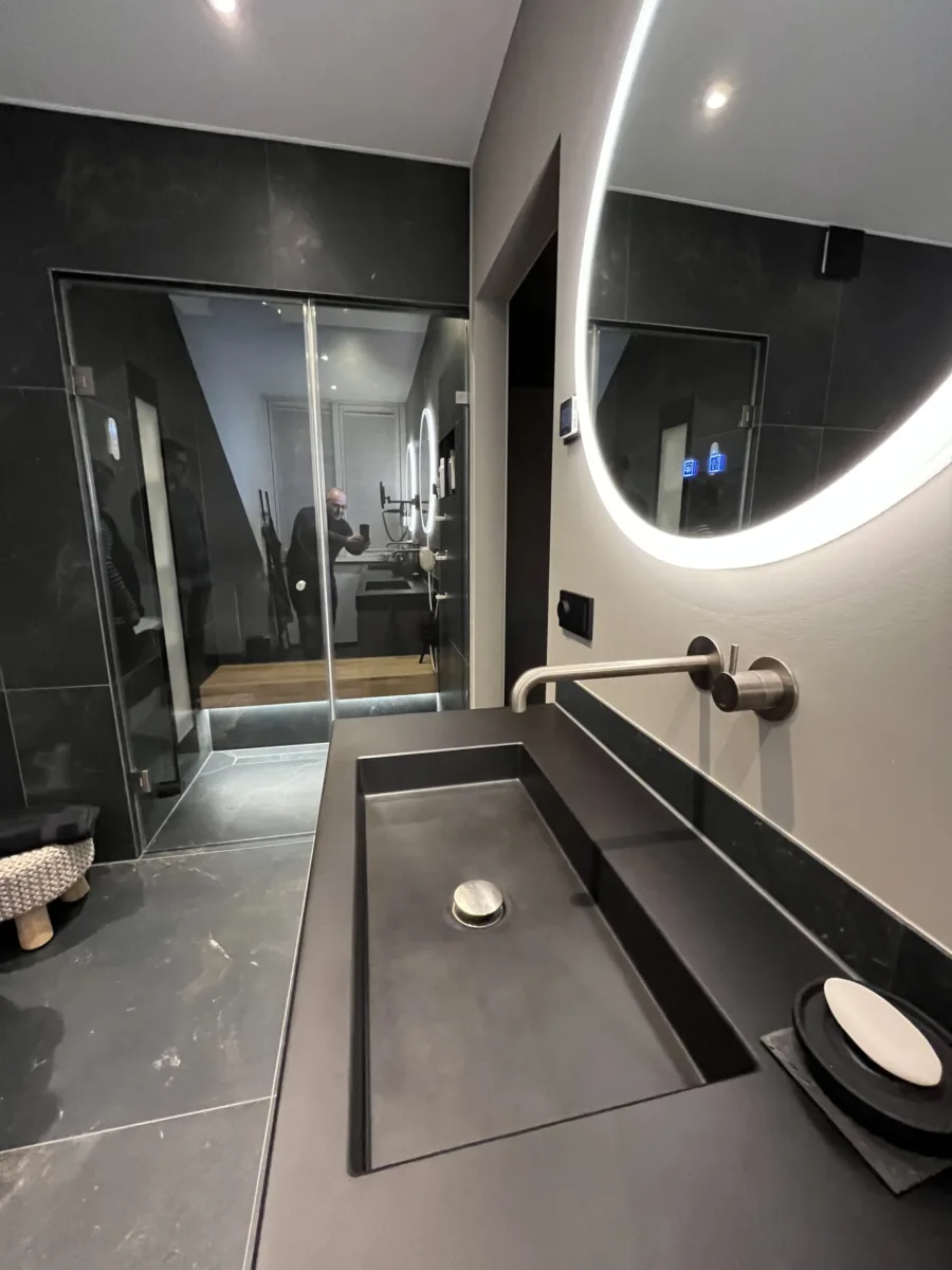 Wellness badkamer met zwart betonnen wastafelblad van 250 cm