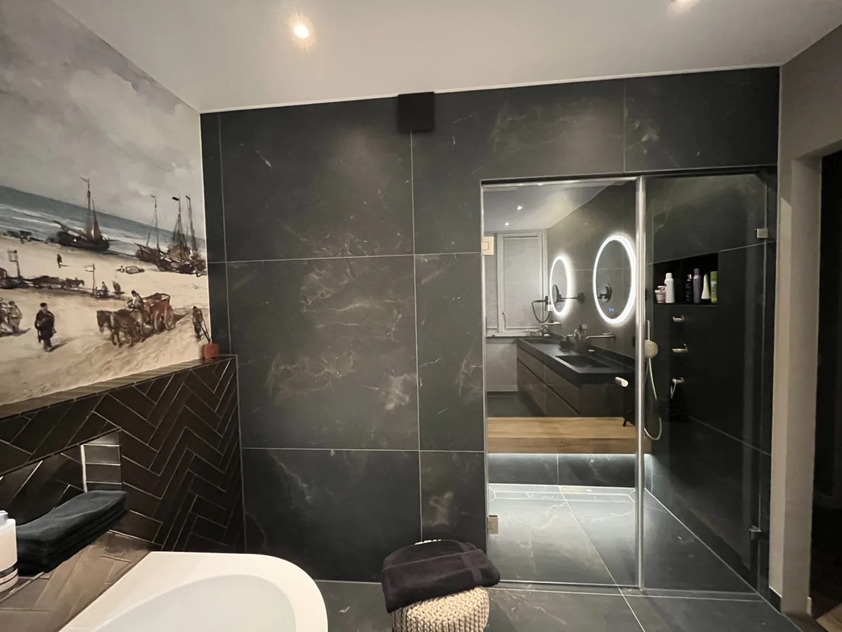 Bouwkundige stoomdouche met profielloos glas in wellness badkamer