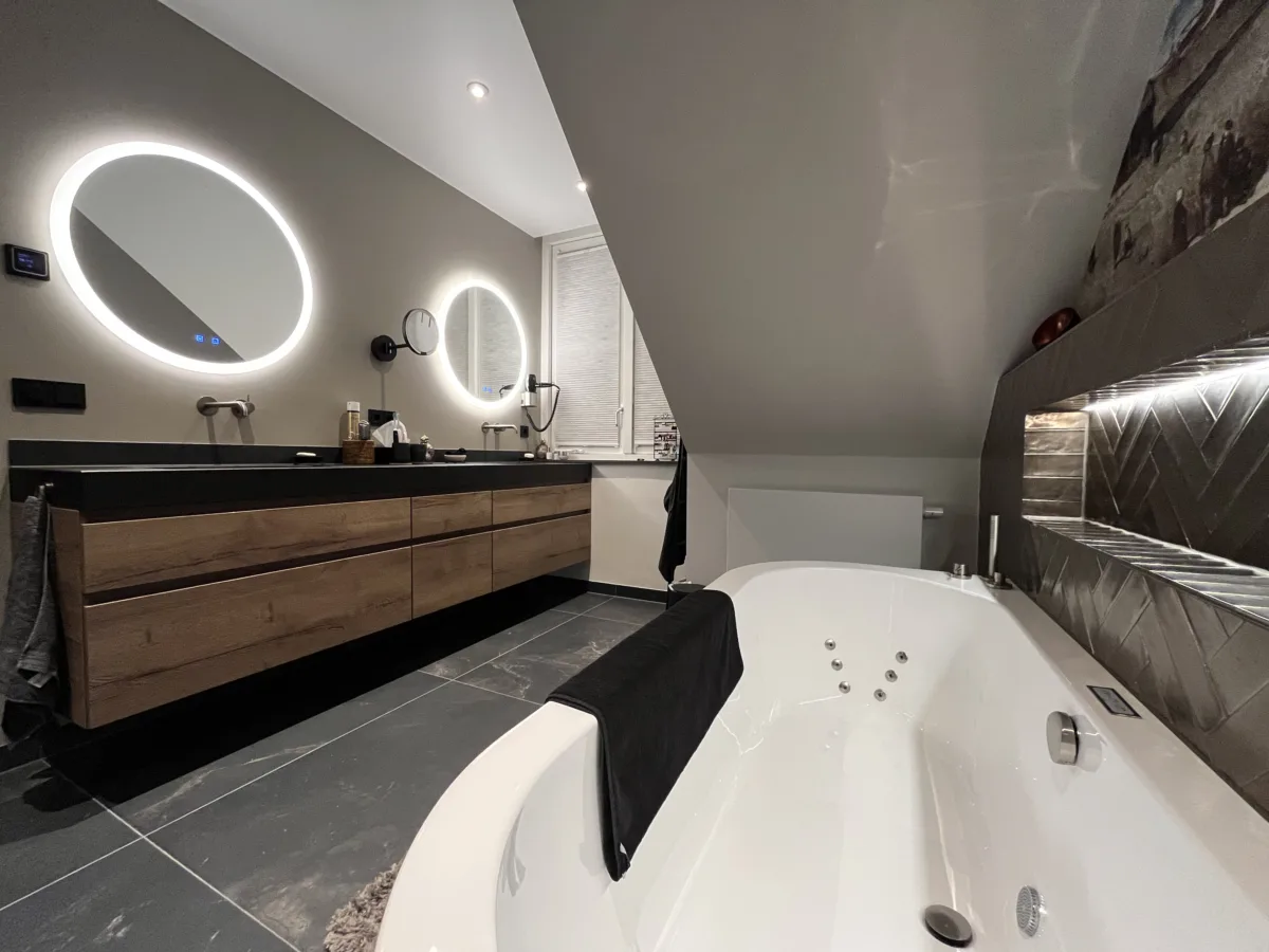 Back-to-wall whirlpool bad met massagejets in wellness badkamer