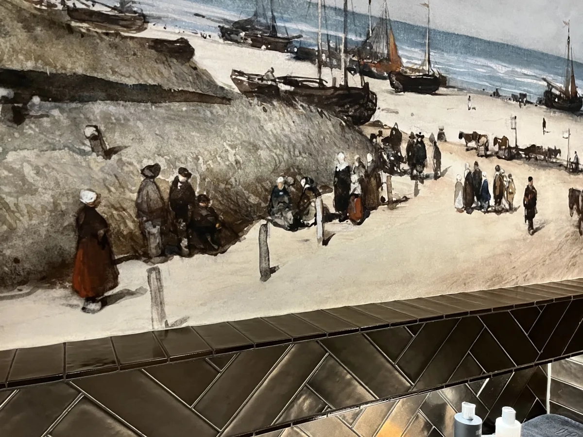 Wandbeeld met klassiek strandtafereel boven het bad