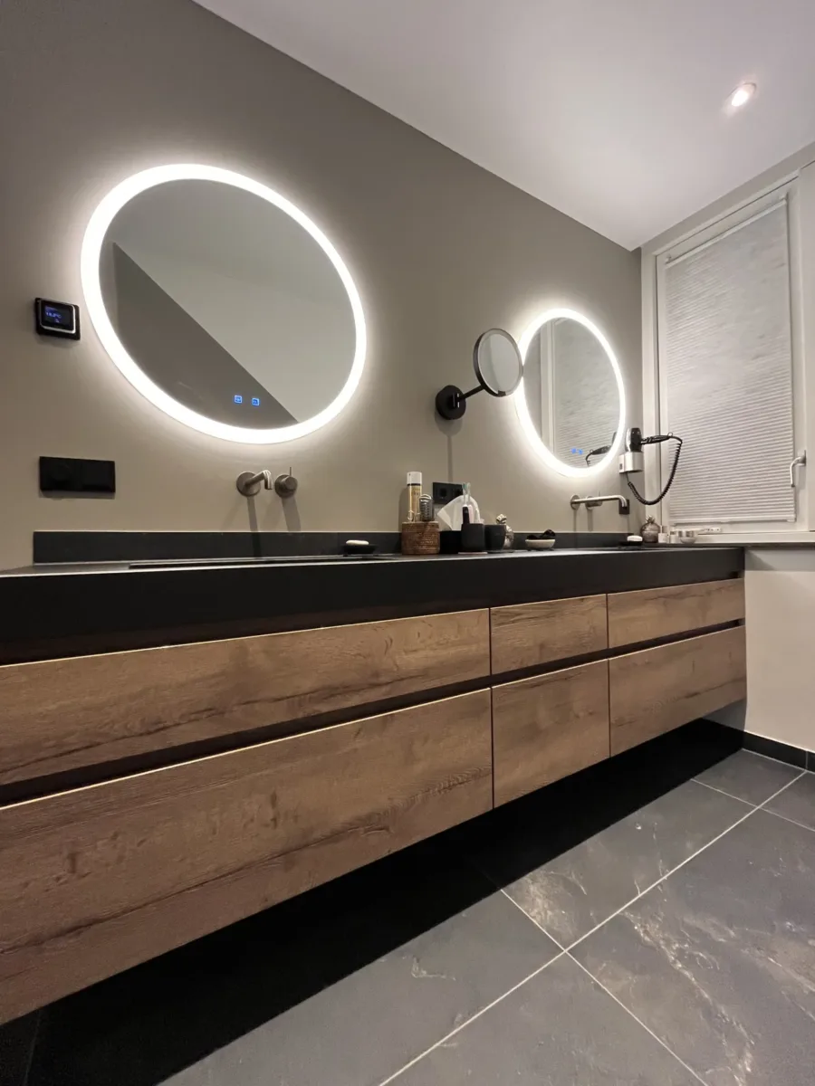 Maatwerk badmeubel 250 cm in tabac oak met ronde spiegels