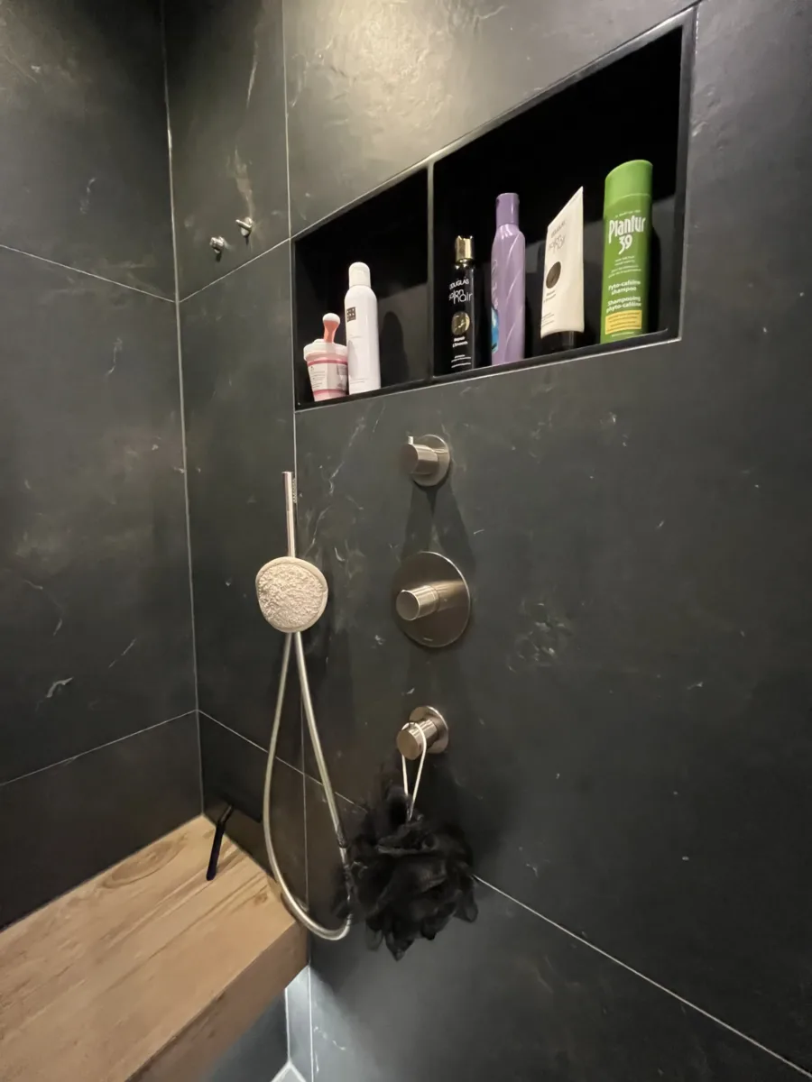 Verlichte inbouwnis in de stoomdouche