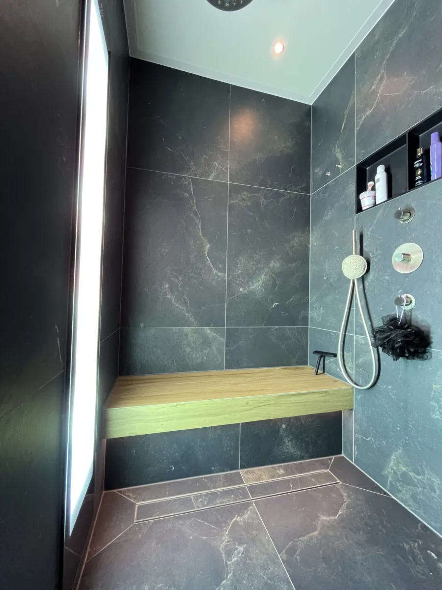Stoomdouche met regendouche uit het plafond en sunshower
