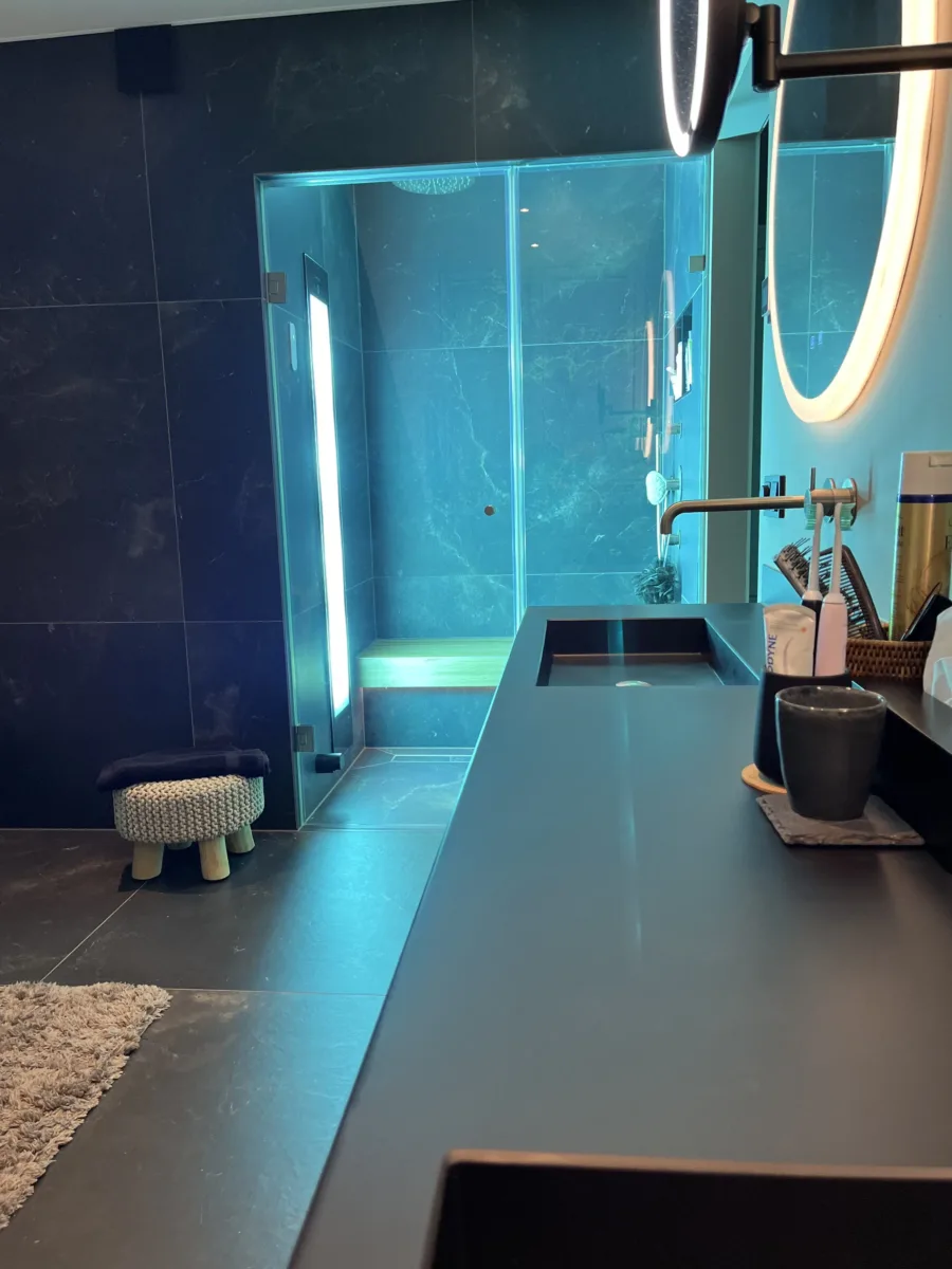Bouwkundige stoomdouche met sfeerverlichting in wellness badkamer