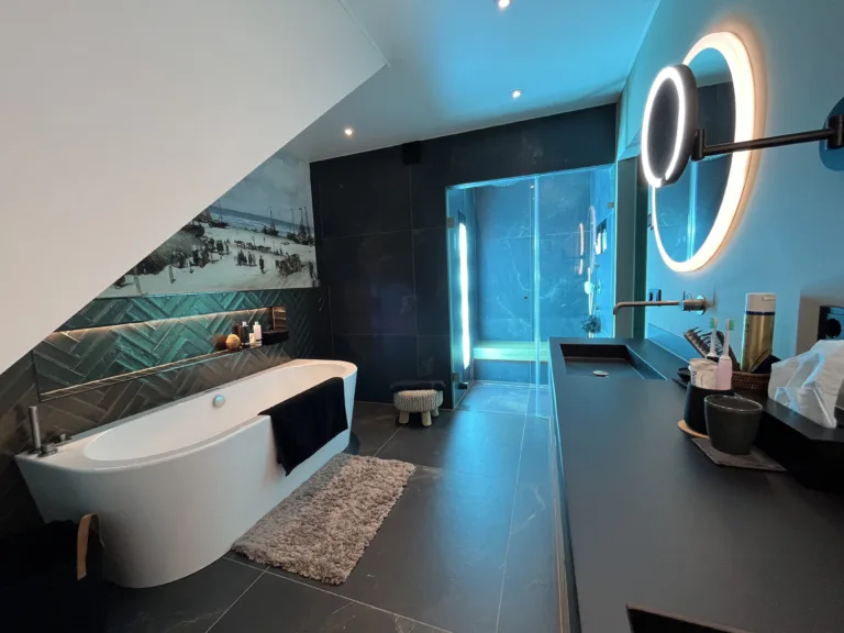 Wellness badkamer met whirlpool bad en stoomdouche