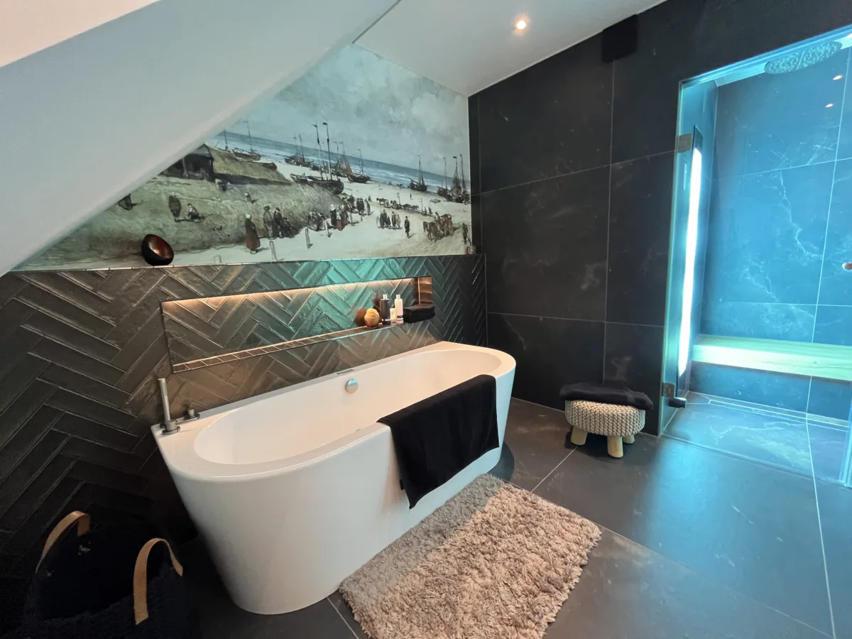 Back-to-wall bad met wandbeeld in wellness badkamer