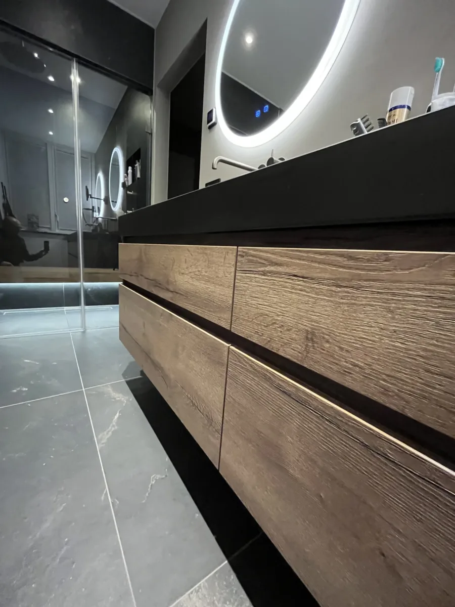 Badmeubel in tabac oak met betonnen blad en spiegel