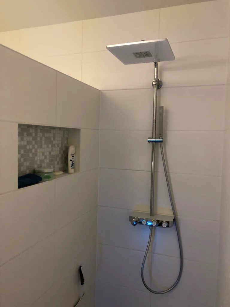 Inloopdouche, bad en glazen wastafel – modern stijl – Veenendaal