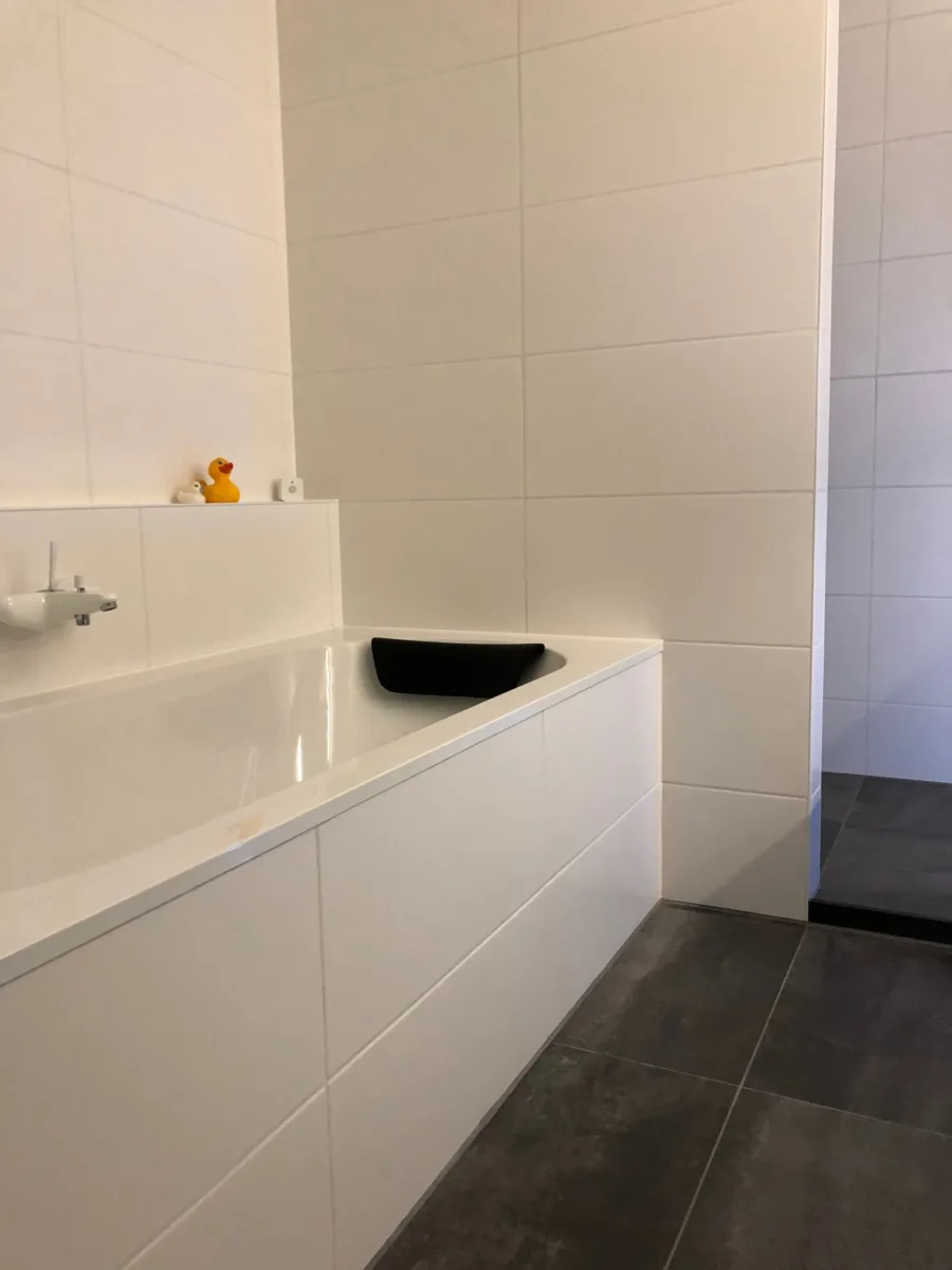 Inloopdouche, bad en glazen wastafel – modern stijl – Veenendaal (foto 6)