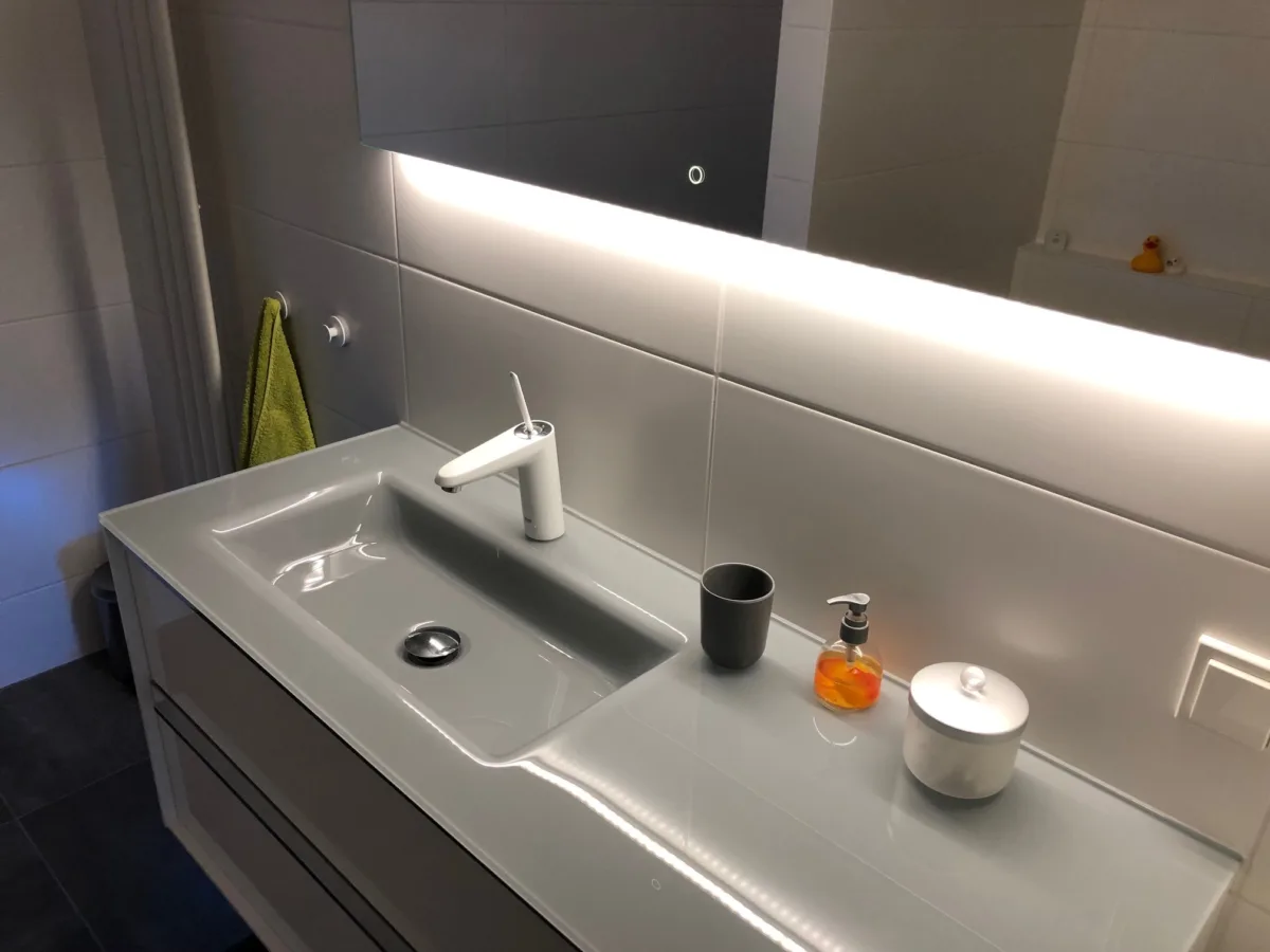 Inloopdouche, bad en glazen wastafel – modern stijl – Veenendaal