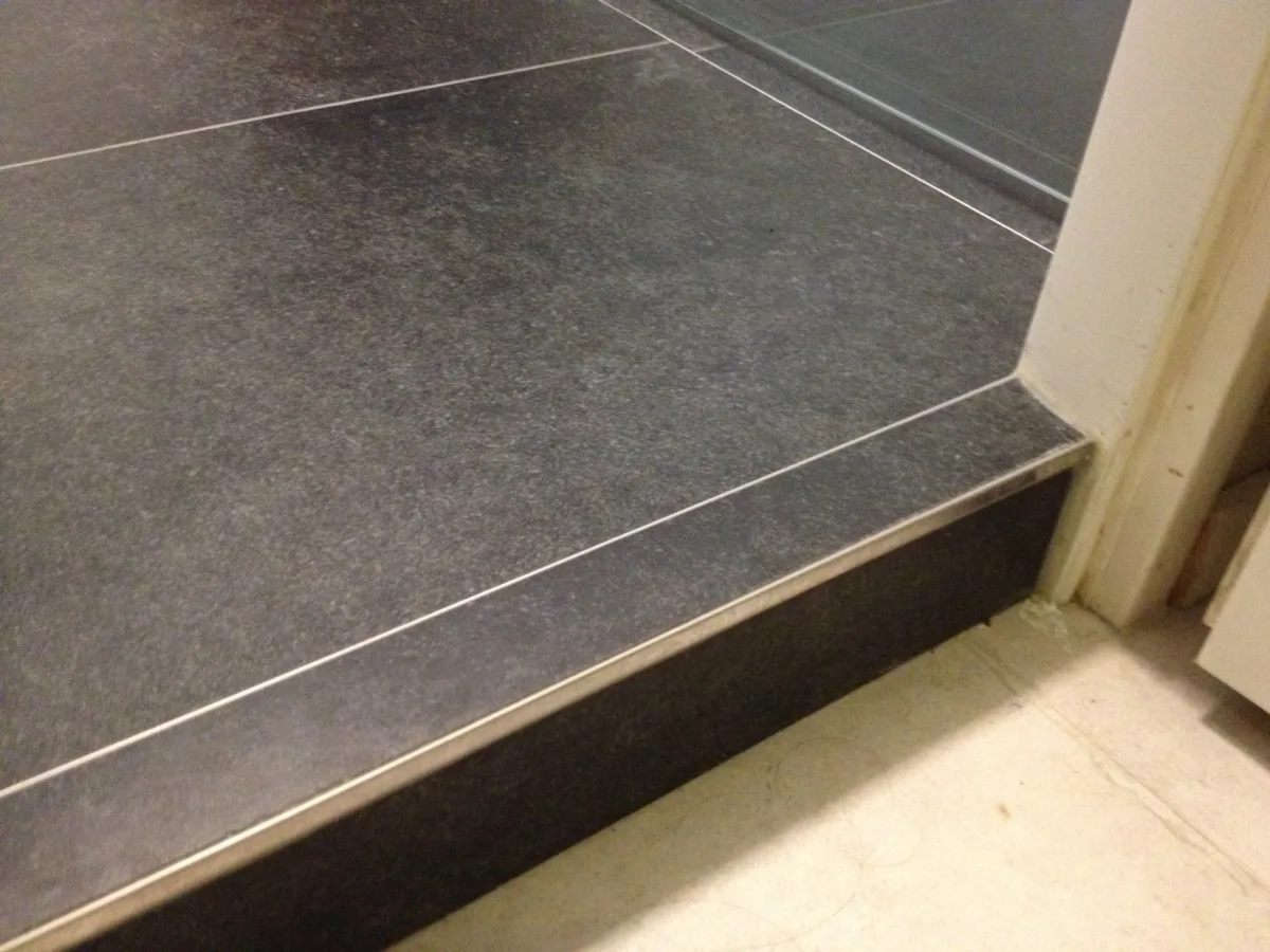 Badkamer met zwevende douche – basis stijl – Veenendaal (foto 9)