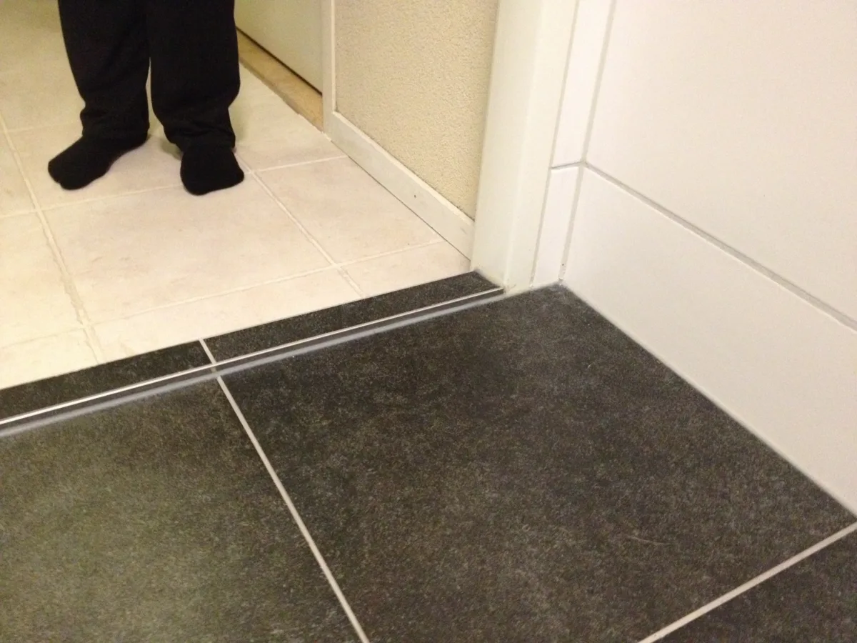 Badkamer met zwevende douche – basis stijl – Veenendaal (foto 8)
