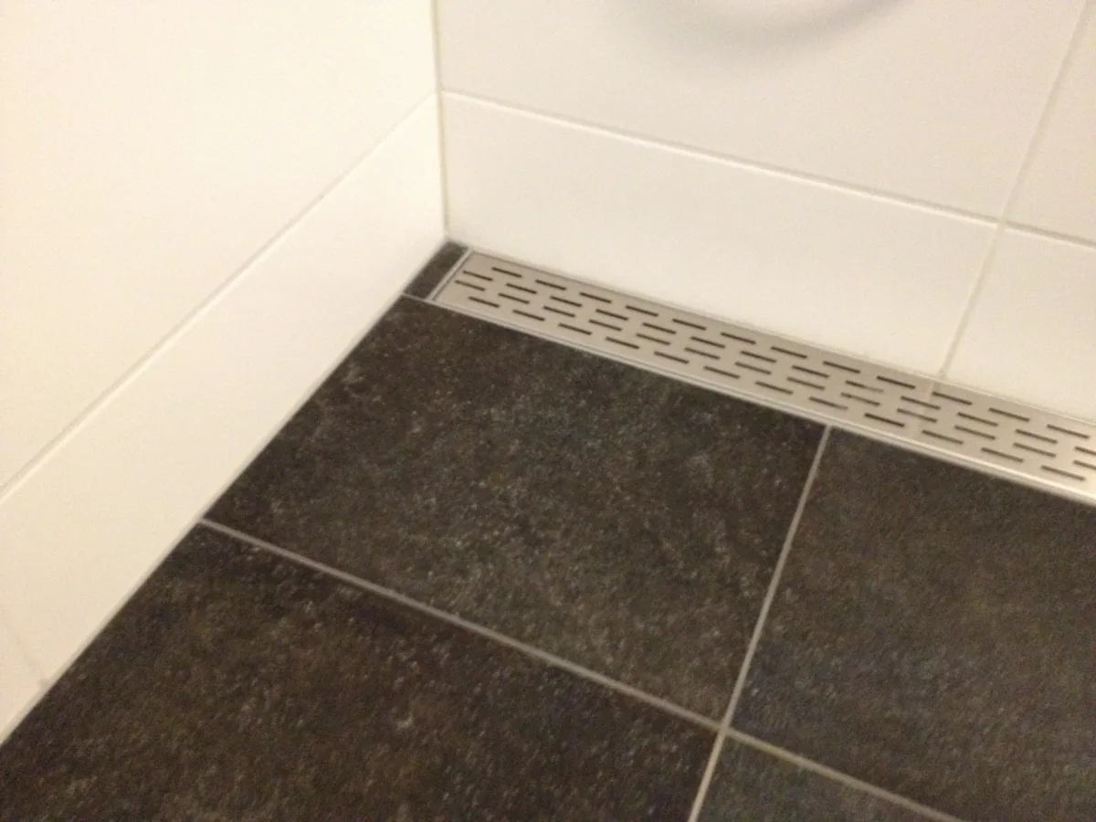 Badkamer met zwevende douche – basis stijl – Veenendaal (foto 6)