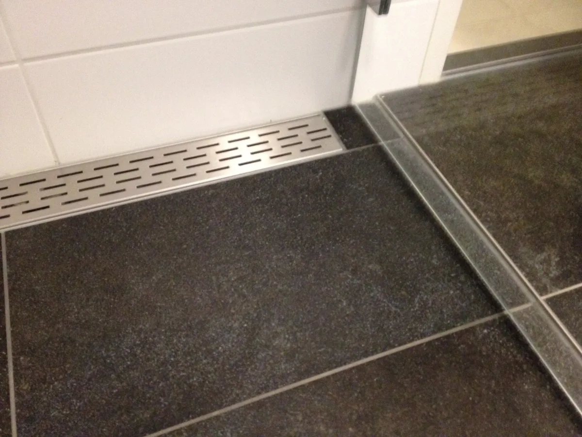 Badkamer met zwevende douche – basis stijl – Veenendaal (foto 5)