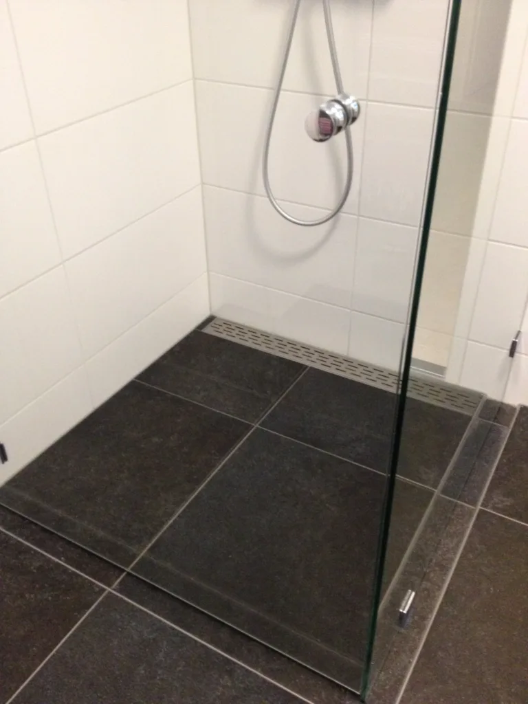 Badkamer met zwevende douche – basis stijl – Veenendaal