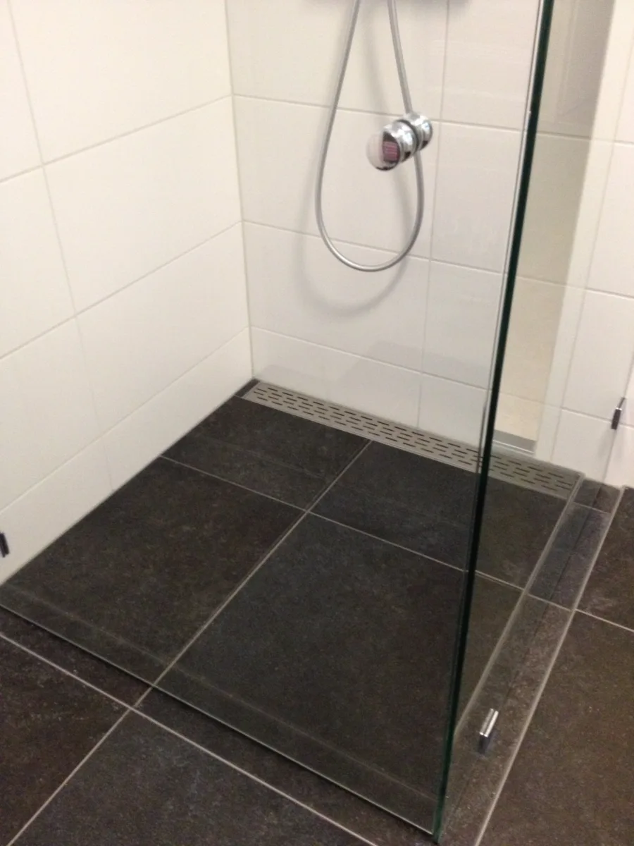Badkamer met zwevende douche – basis stijl – Veenendaal (foto 4)