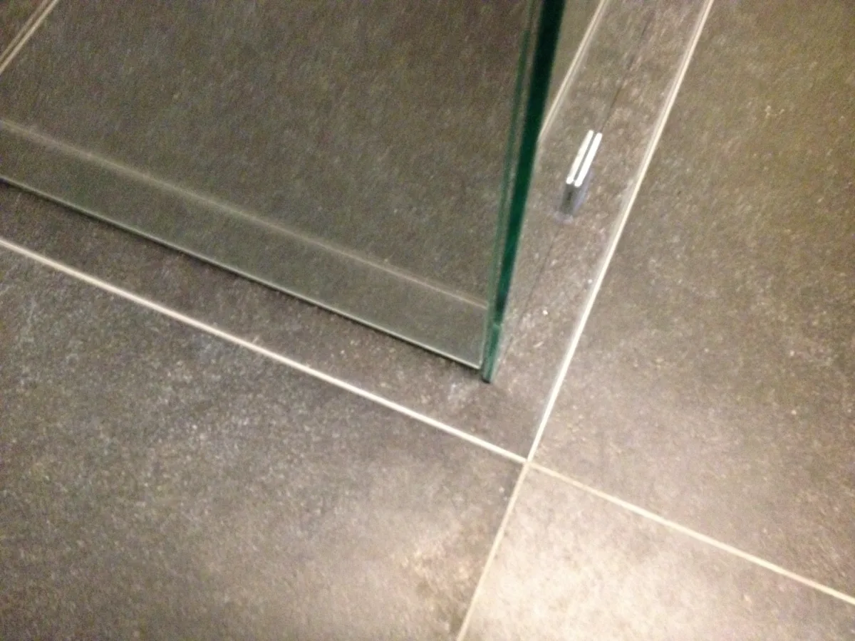 Badkamer met zwevende douche – basis stijl – Veenendaal (foto 3)