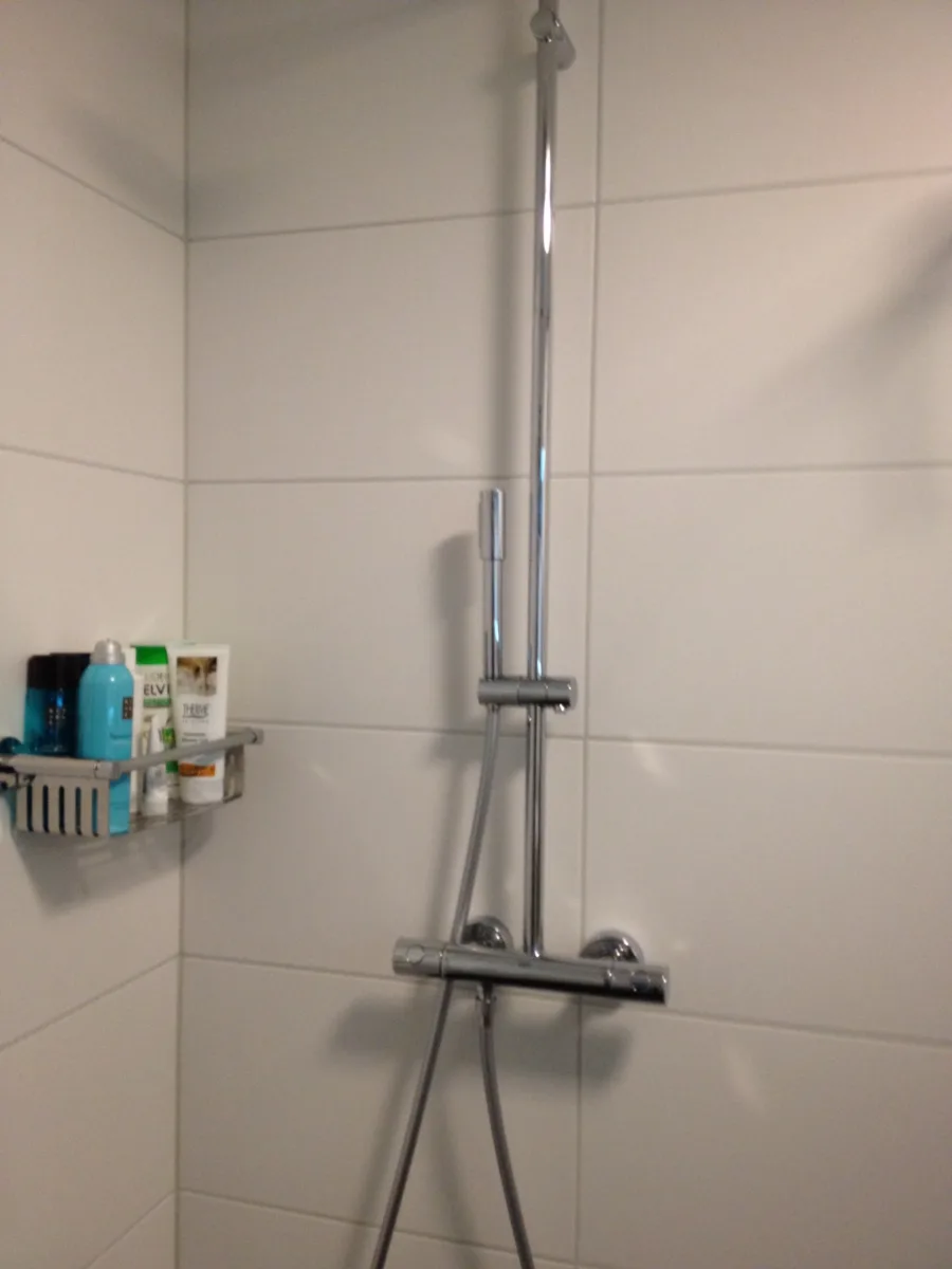Badkamer met zwevende douche – basis stijl – Veenendaal (foto 2)