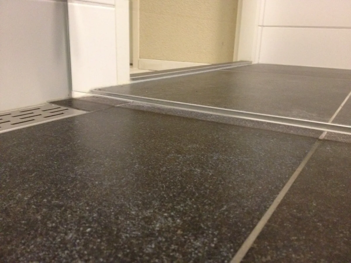 Badkamer met zwevende douche – basis stijl – Veenendaal