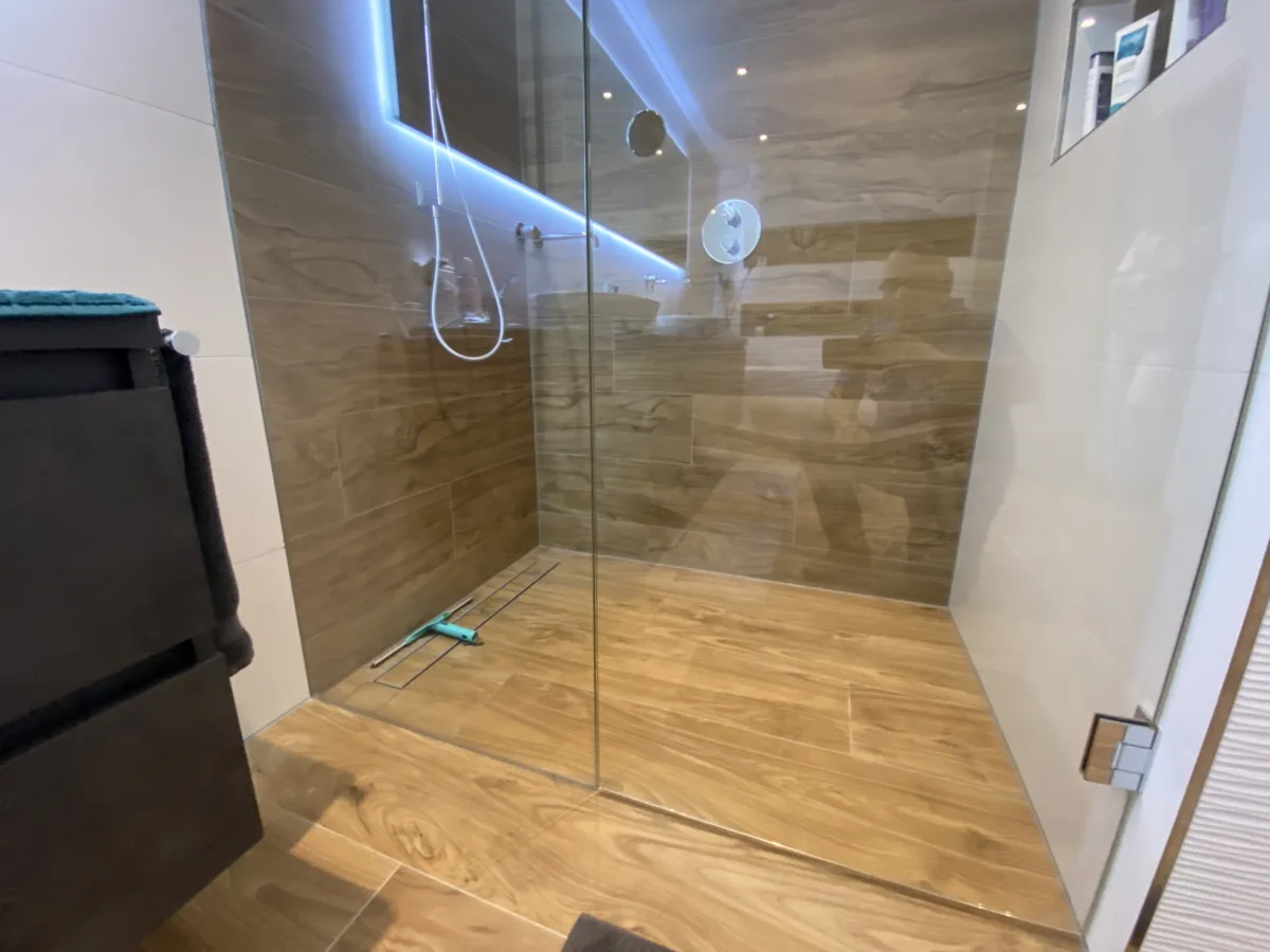 Badkamer souterrain en twee toiletruimtes – badkamers met hout stijl – Rhenen (foto 7)