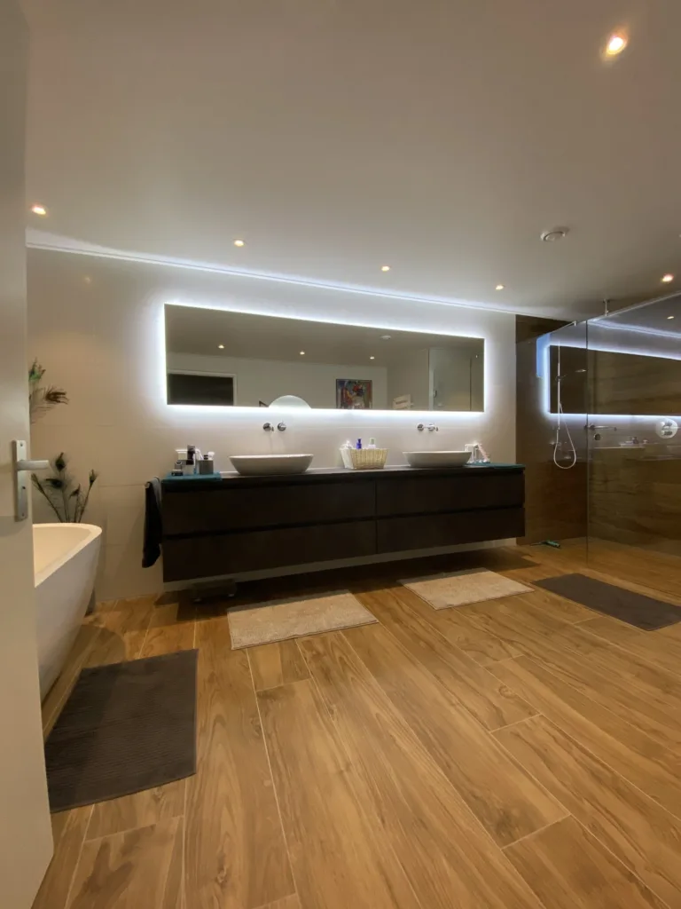 Badkamer met hout in Rhenen