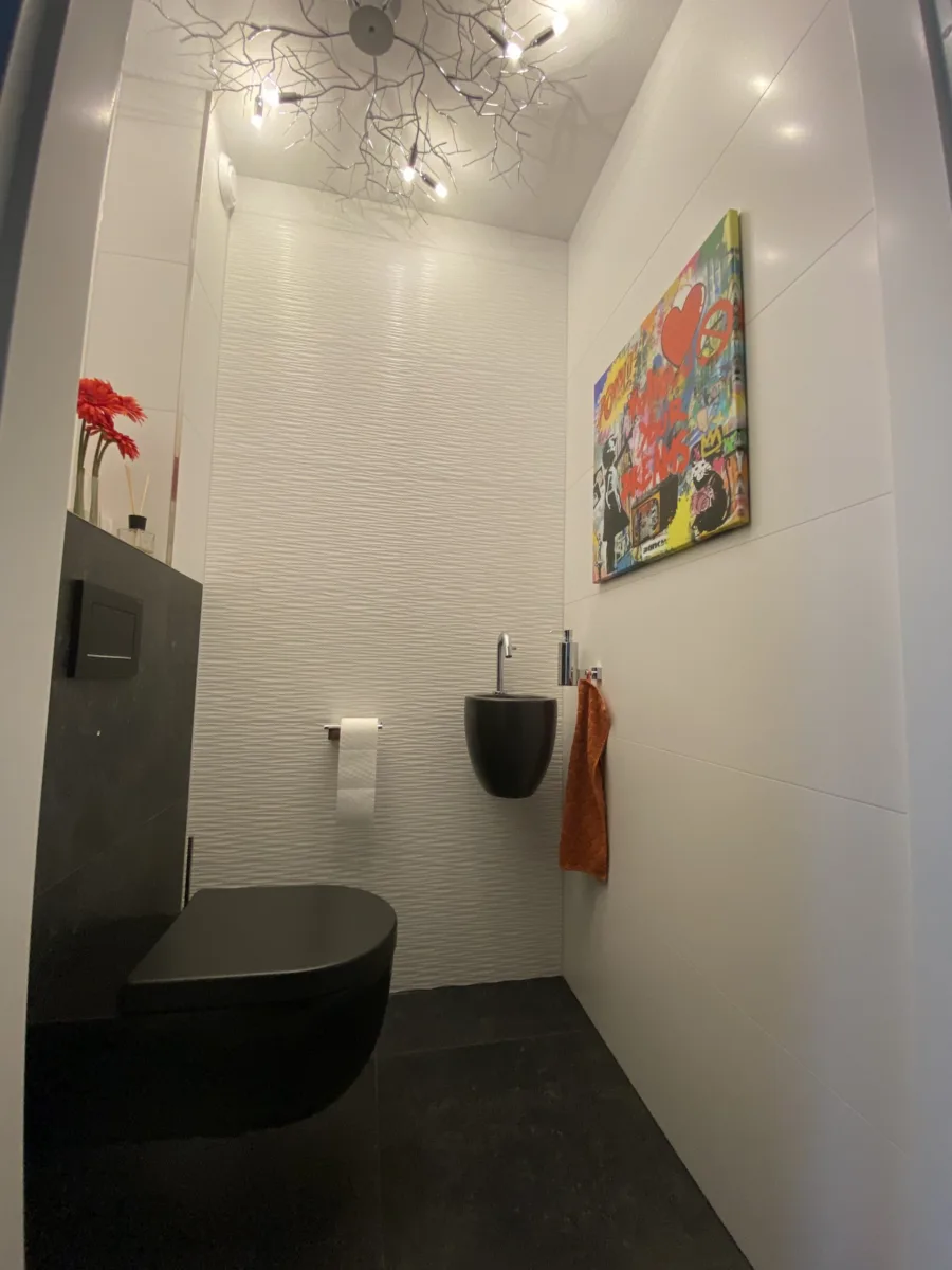 Badkamer souterrain en twee toiletruimtes – badkamers met hout stijl – Rhenen (foto 9)