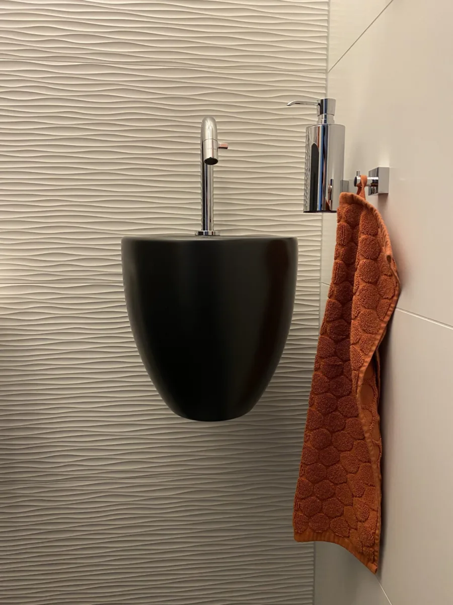 Badkamer souterrain en twee toiletruimtes – badkamers met hout stijl – Rhenen (foto 10)