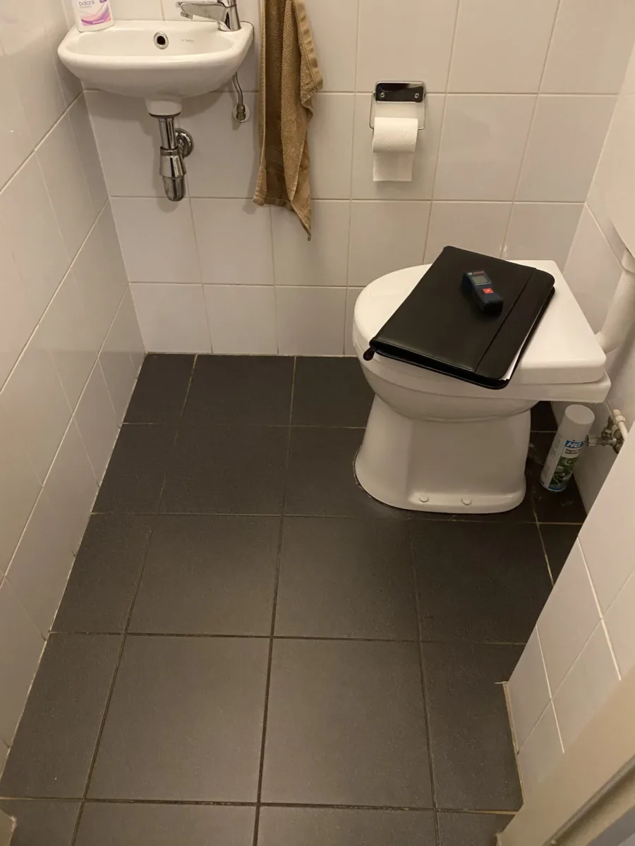 Badkamer met muur, nisdeur en gasten toilet – modern stijl – Nijmegen (foto 11)