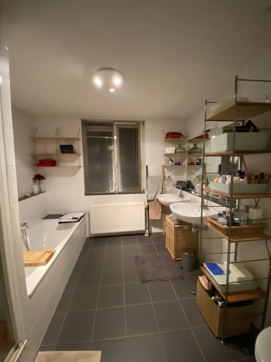 Badkamer met muur, nisdeur en gasten toilet – modern stijl – Nijmegen (foto 7)