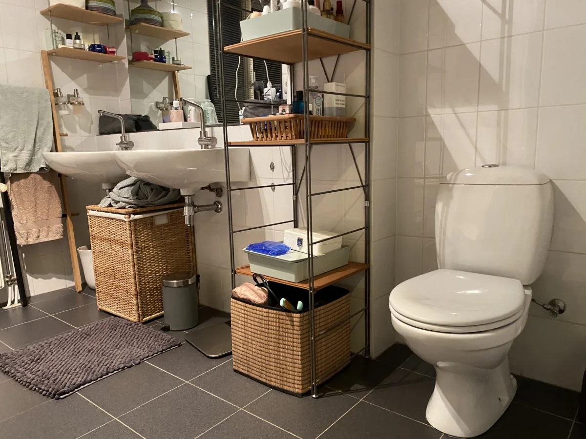 Badkamer met muur, nisdeur en gasten toilet – modern stijl – Nijmegen (foto 9)