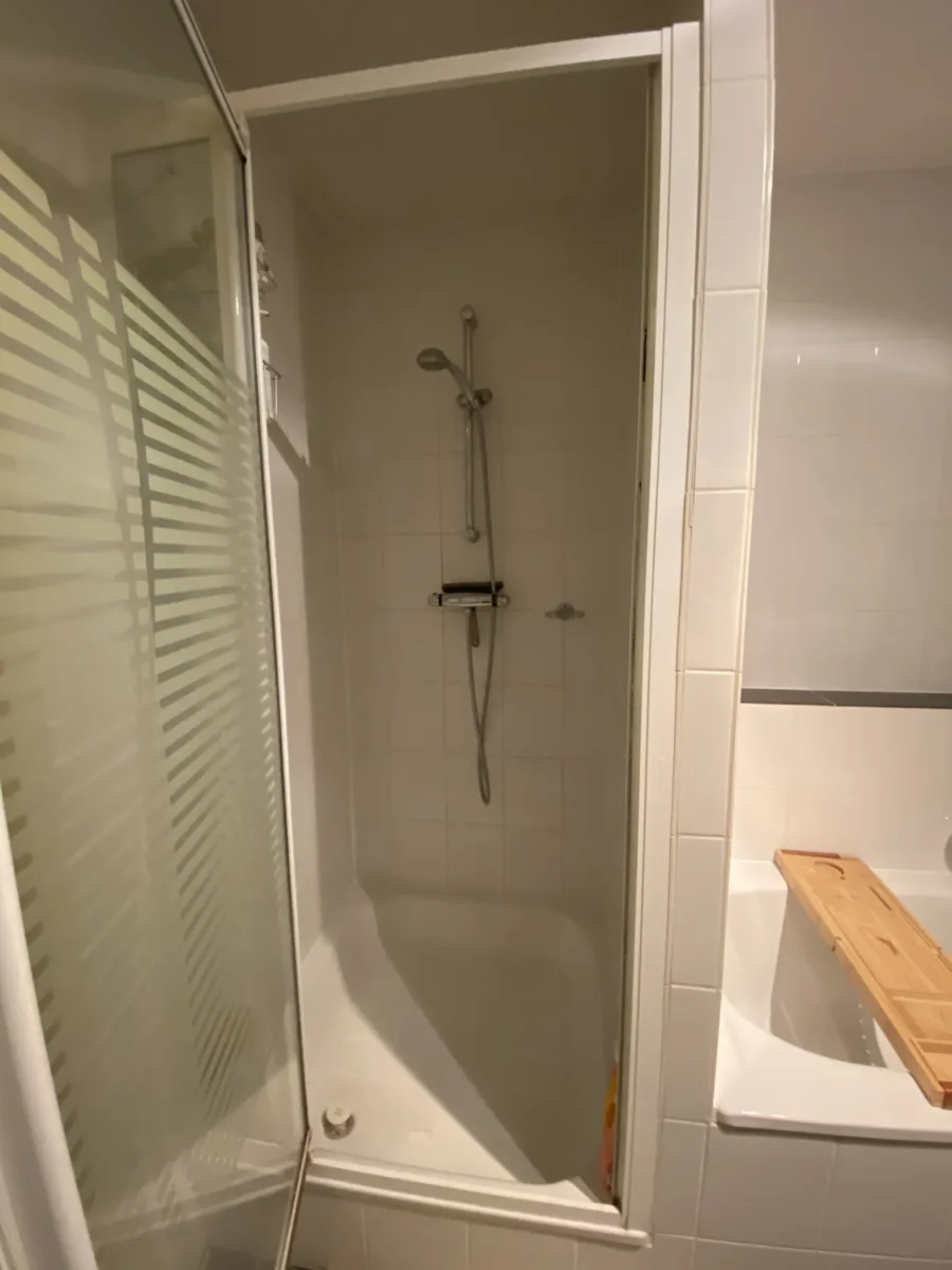 Badkamer met muur, nisdeur en gasten toilet – modern stijl – Nijmegen (foto 8)