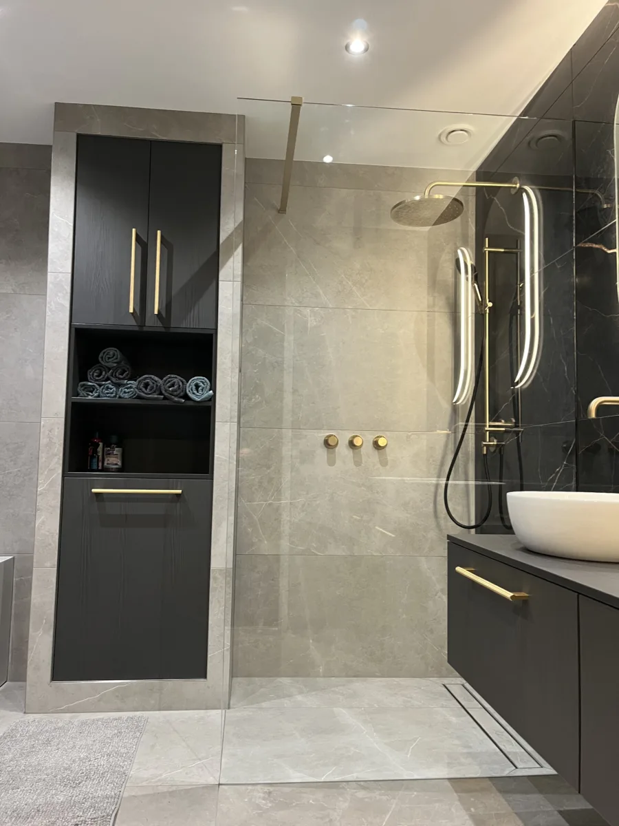 Badkamer met geborsteld messing inbouwkranen – hotel chique stijl – Veenendaal (foto 13)
