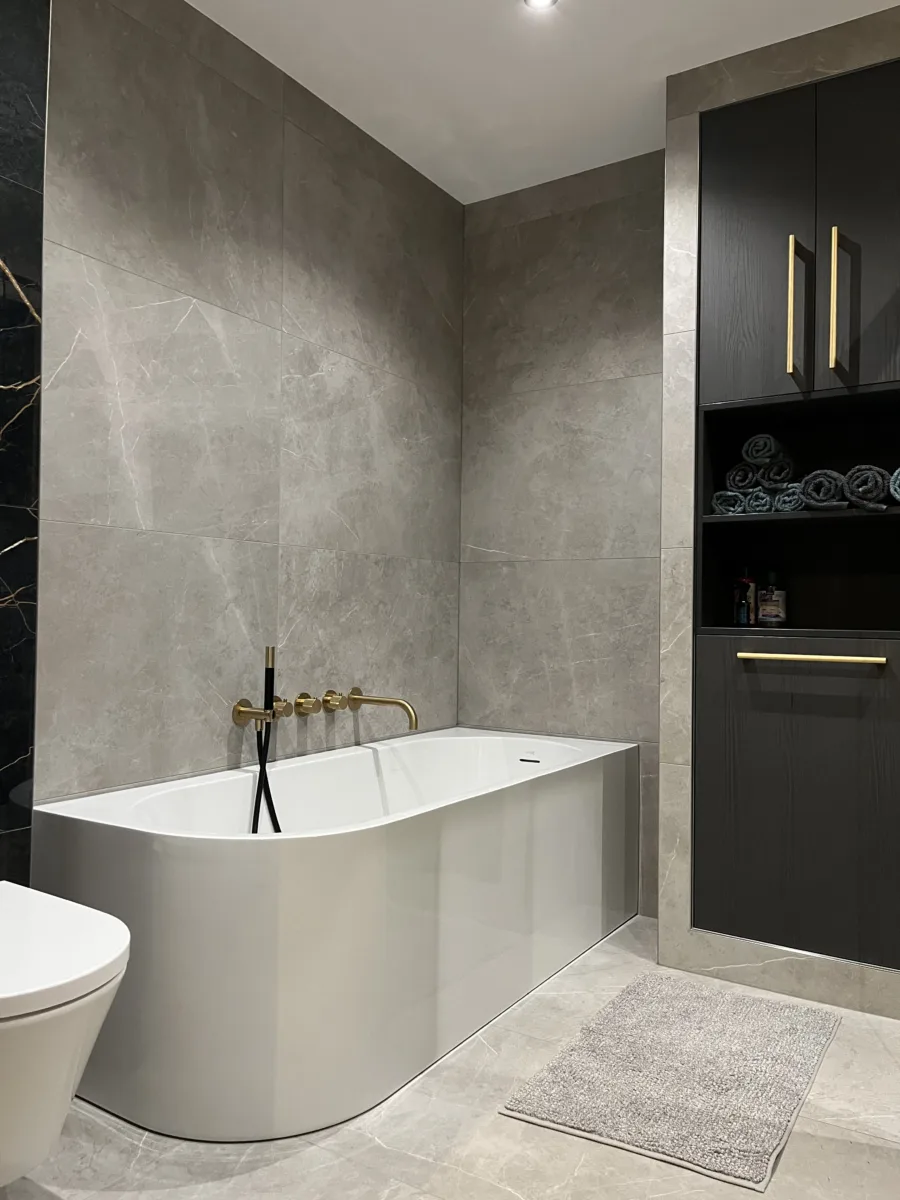 Badkamer met geborsteld messing inbouwkranen – hotel chique stijl – Veenendaal (foto 14)