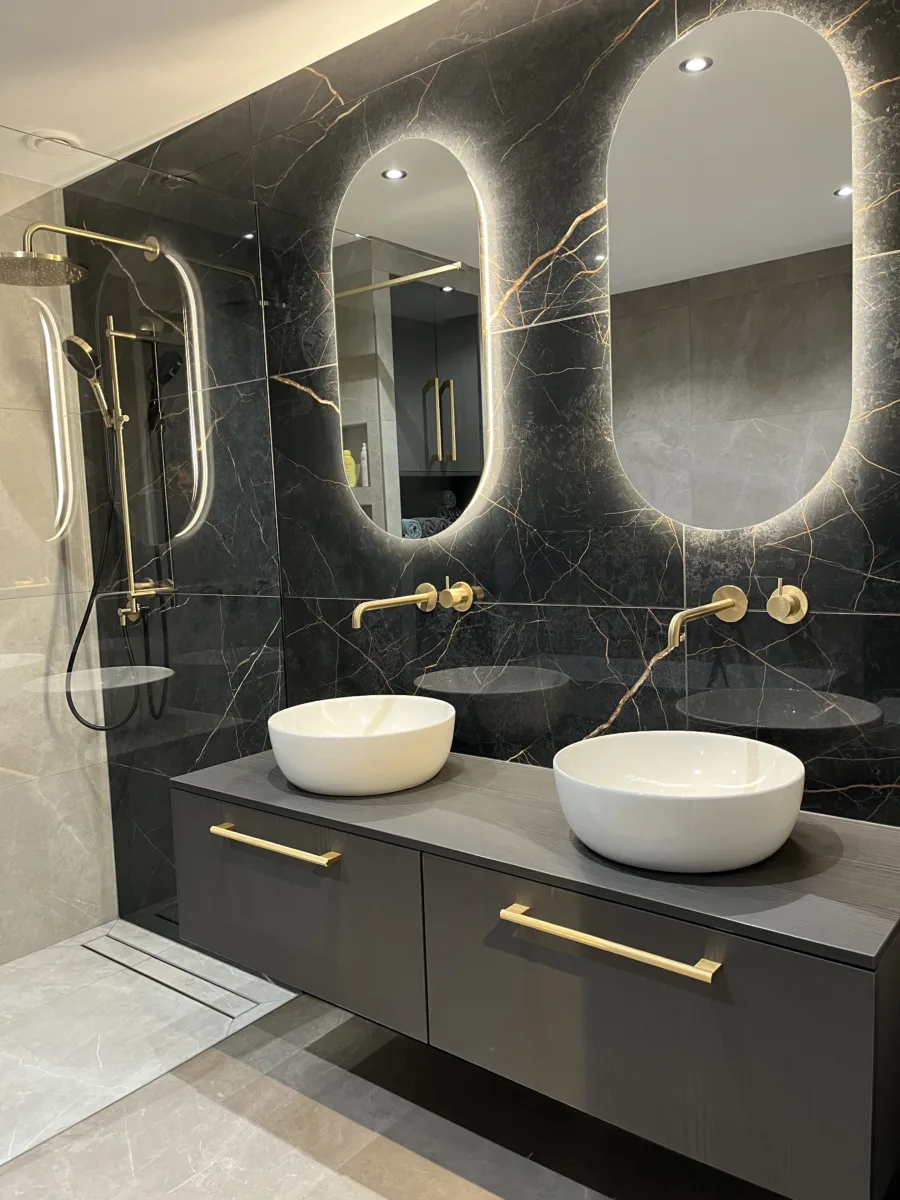 Badkamer met geborsteld messing inbouwkranen – hotel chique stijl – Veenendaal (foto 12)