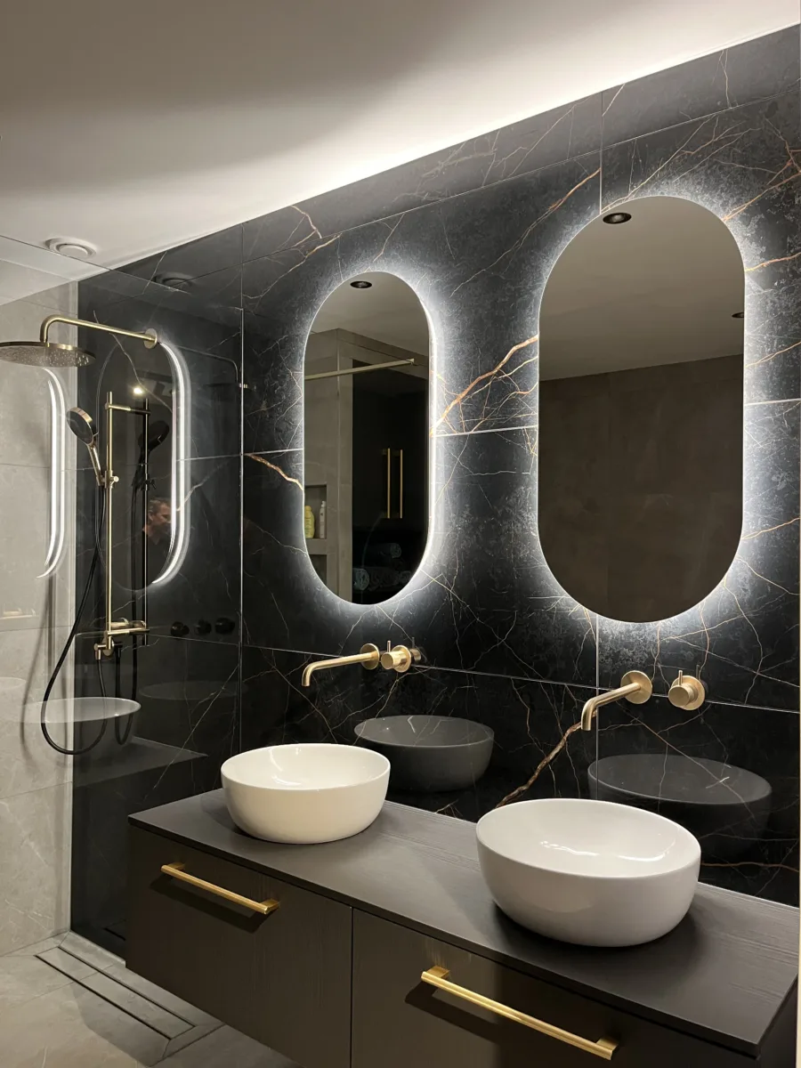 Badkamer met geborsteld messing inbouwkranen – hotel chique stijl – Veenendaal (foto 11)