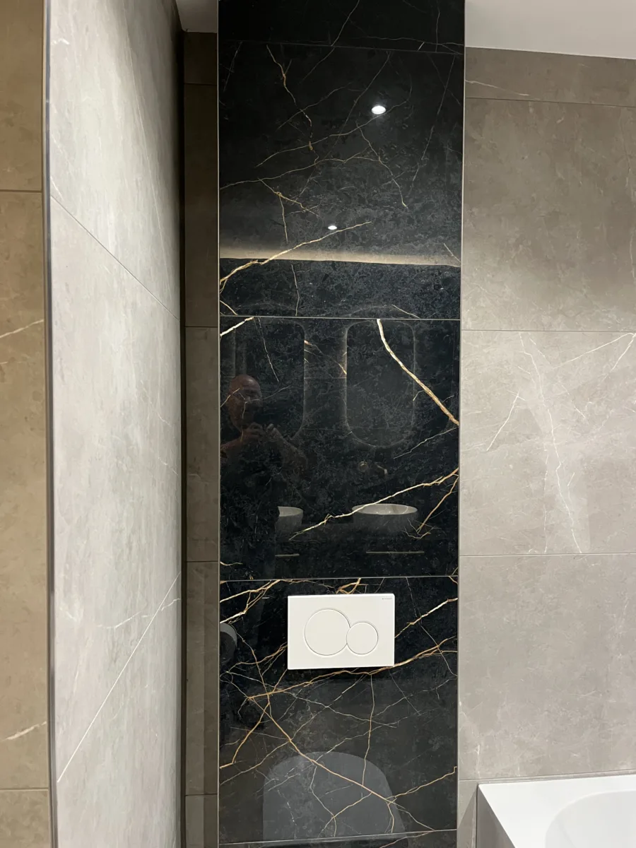 Badkamer met geborsteld messing inbouwkranen – hotel chique stijl – Veenendaal (foto 15)