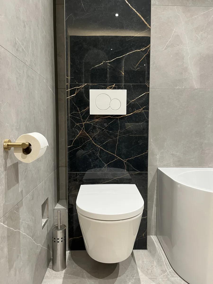 Badkamer met geborsteld messing inbouwkranen – hotel chique stijl – Veenendaal (foto 10)