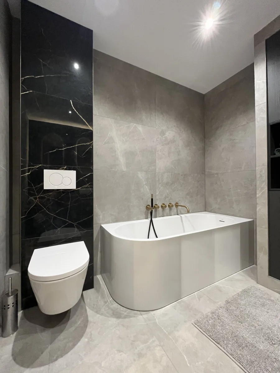 Badkamer met geborsteld messing inbouwkranen – hotel chique stijl – Veenendaal (foto 9)