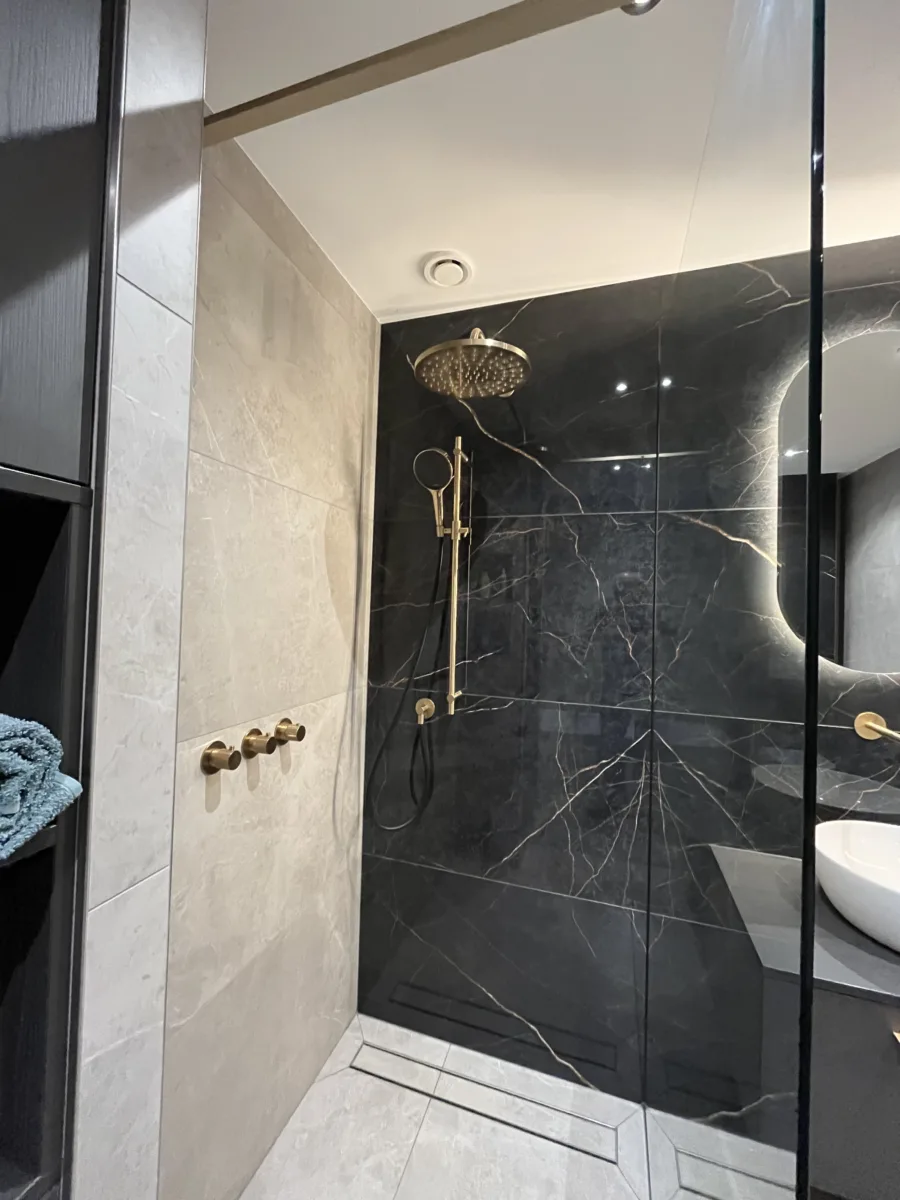 Badkamer met geborsteld messing inbouwkranen – hotel chique stijl – Veenendaal (foto 8)